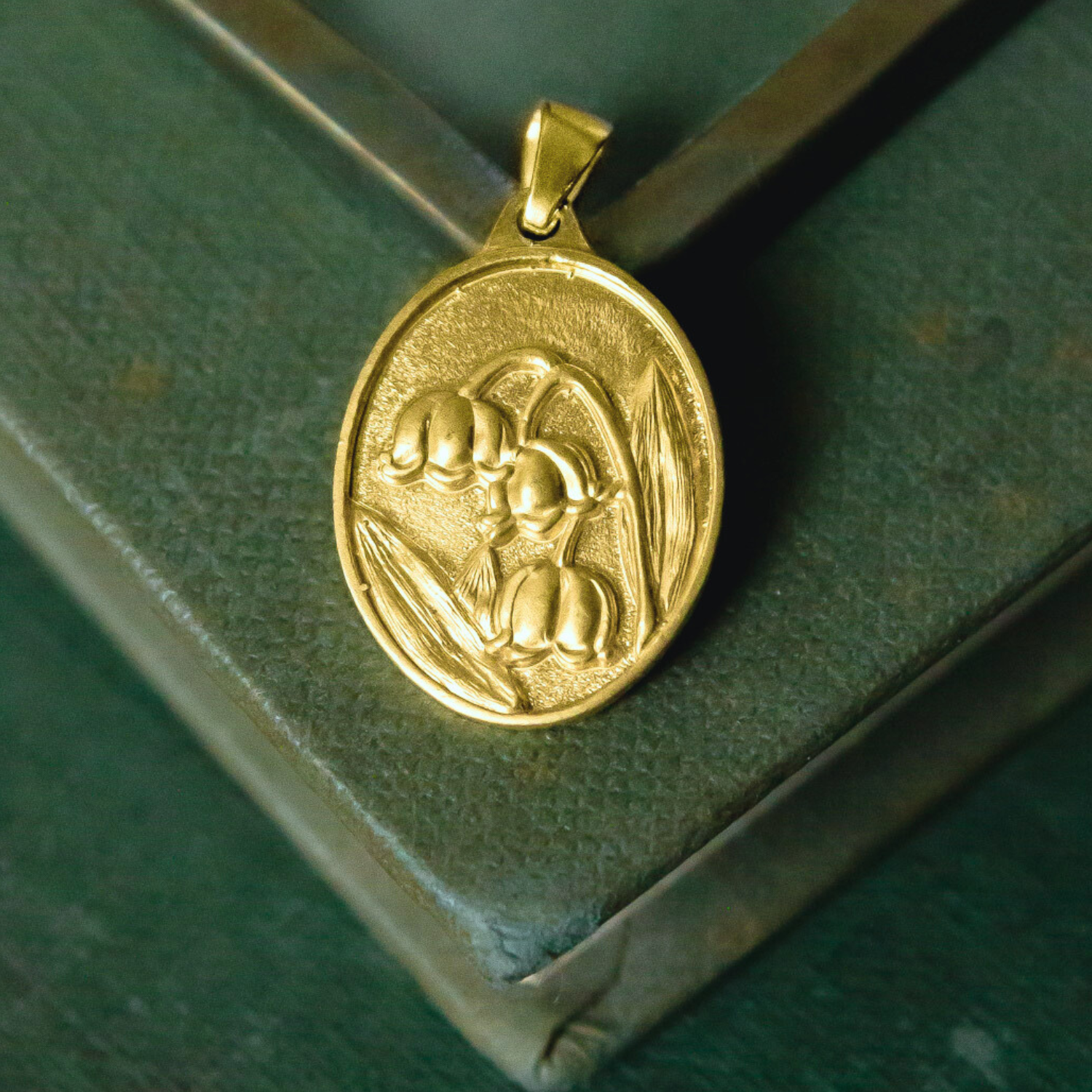 Medallita Lirio del Valle Dorada