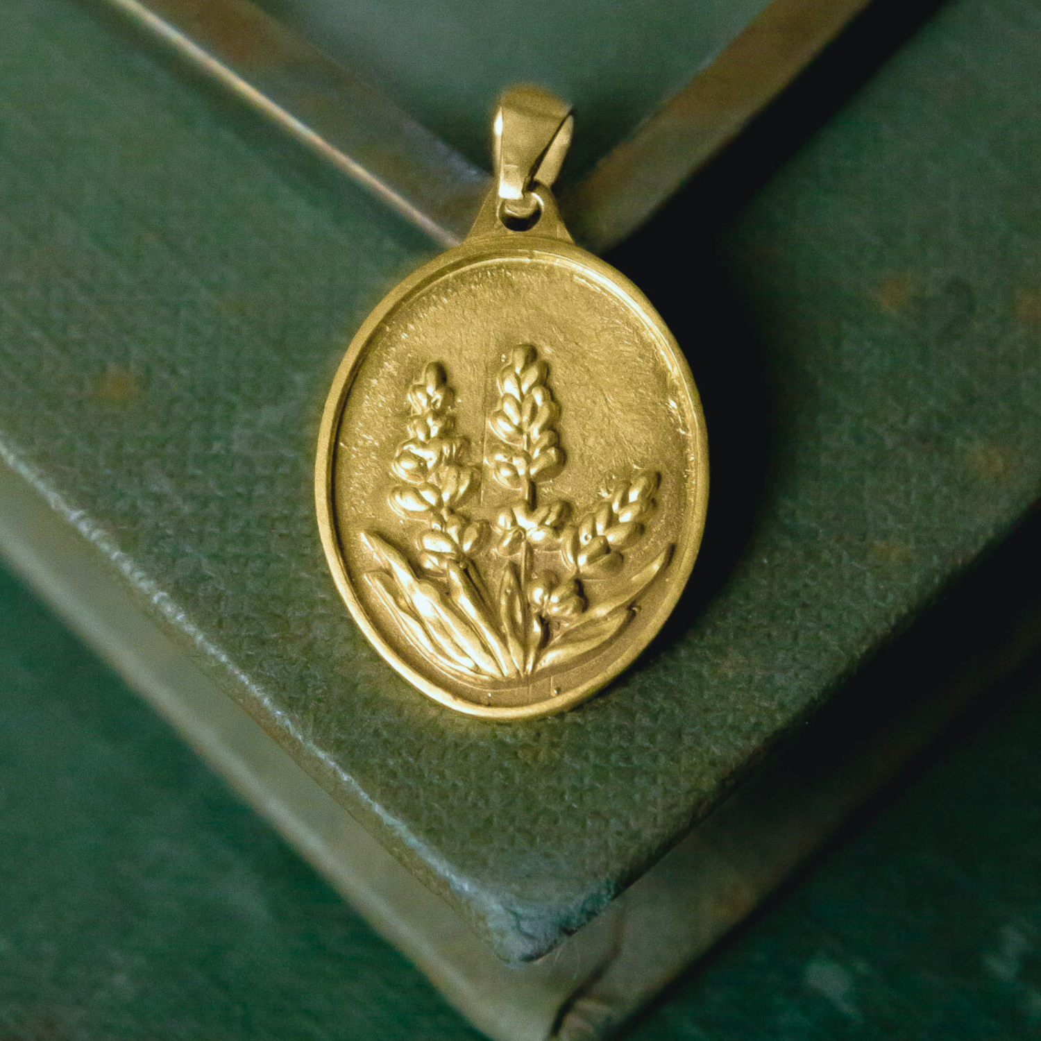 Medallita Lavanda Dorada