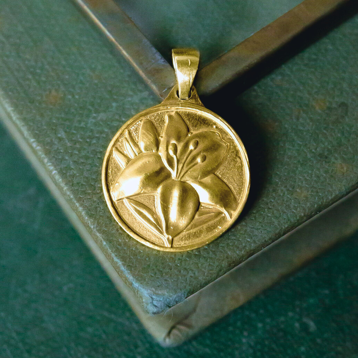 Medallita Lirio Dorada