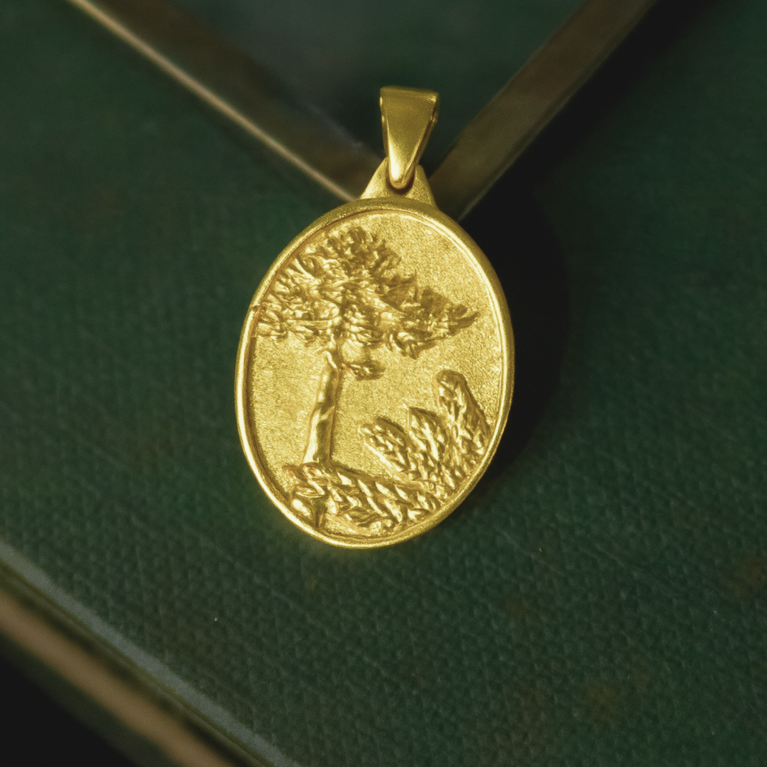 Medallita Araucaria Dorada