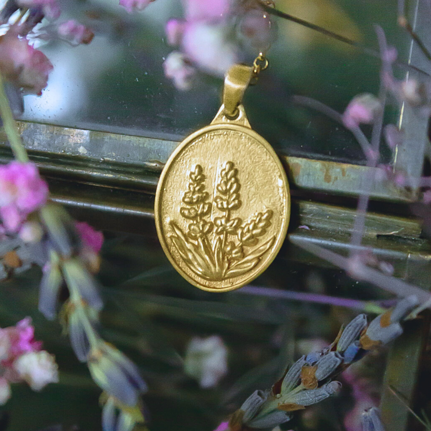 Medallita Lavanda Dorada