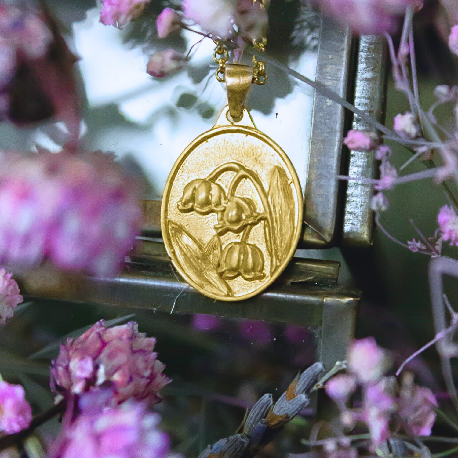 Medallita Lirio del Valle Dorada