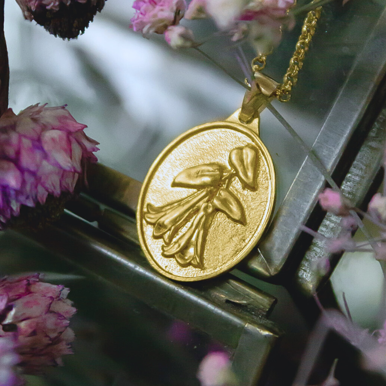 Medallita Copihue Dorada