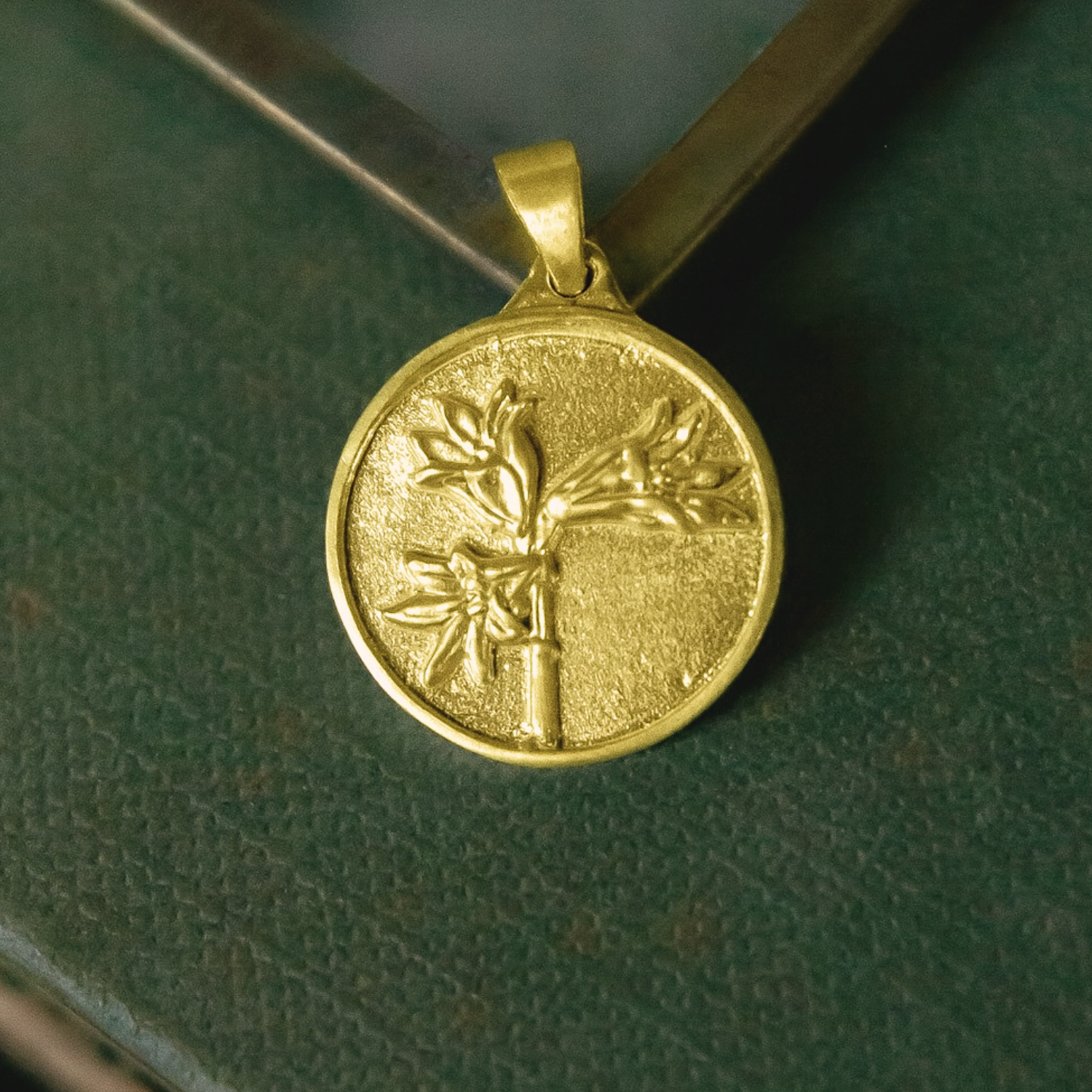 Medallita Añañuca Dorada