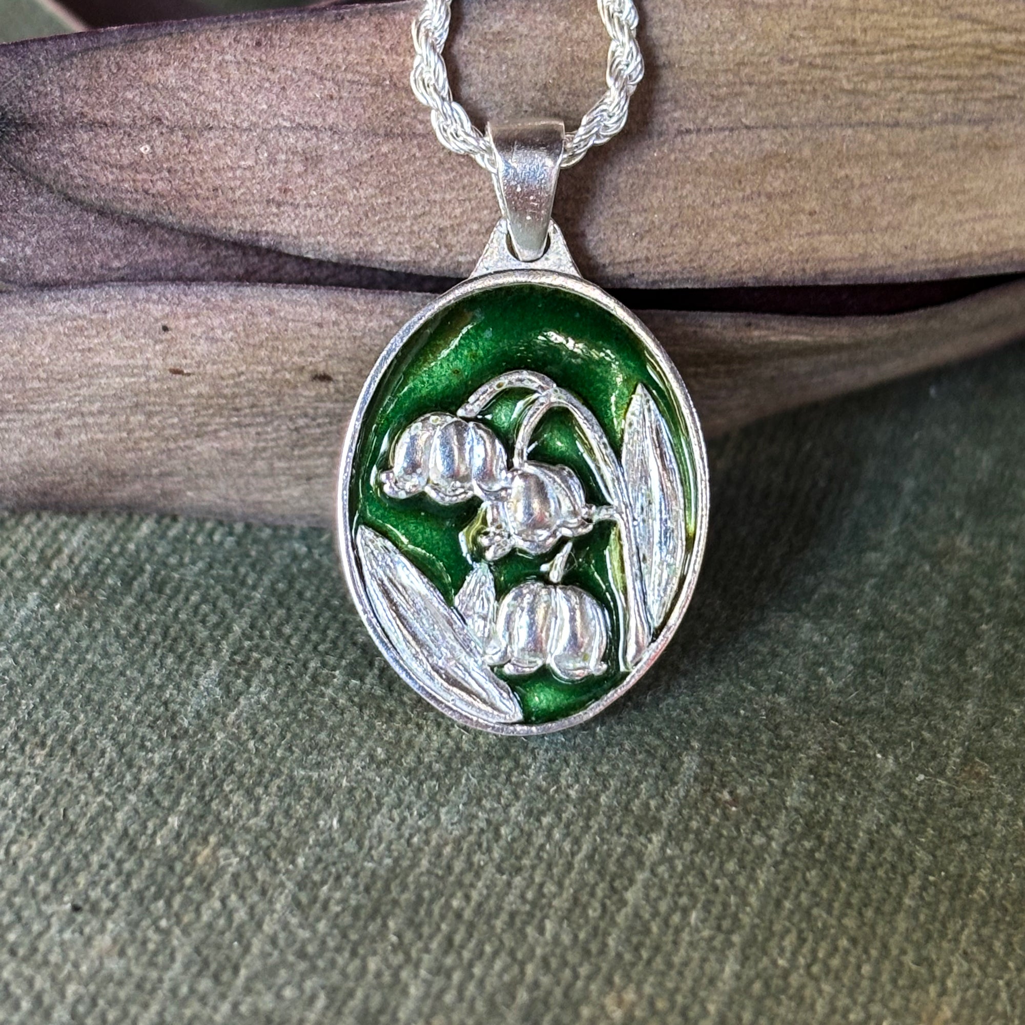 Medallita Lirio del Valle Verde claro