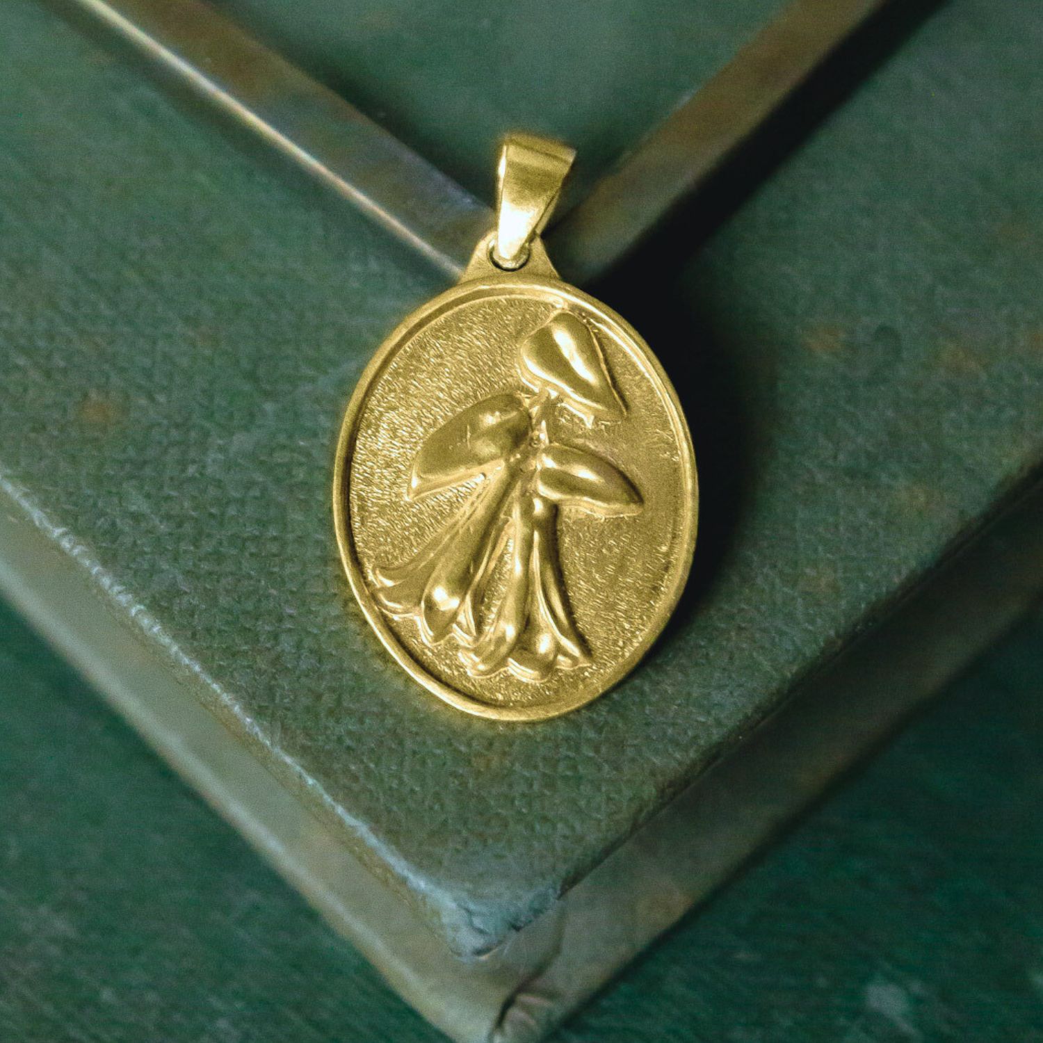 Medallita Copihue Dorada