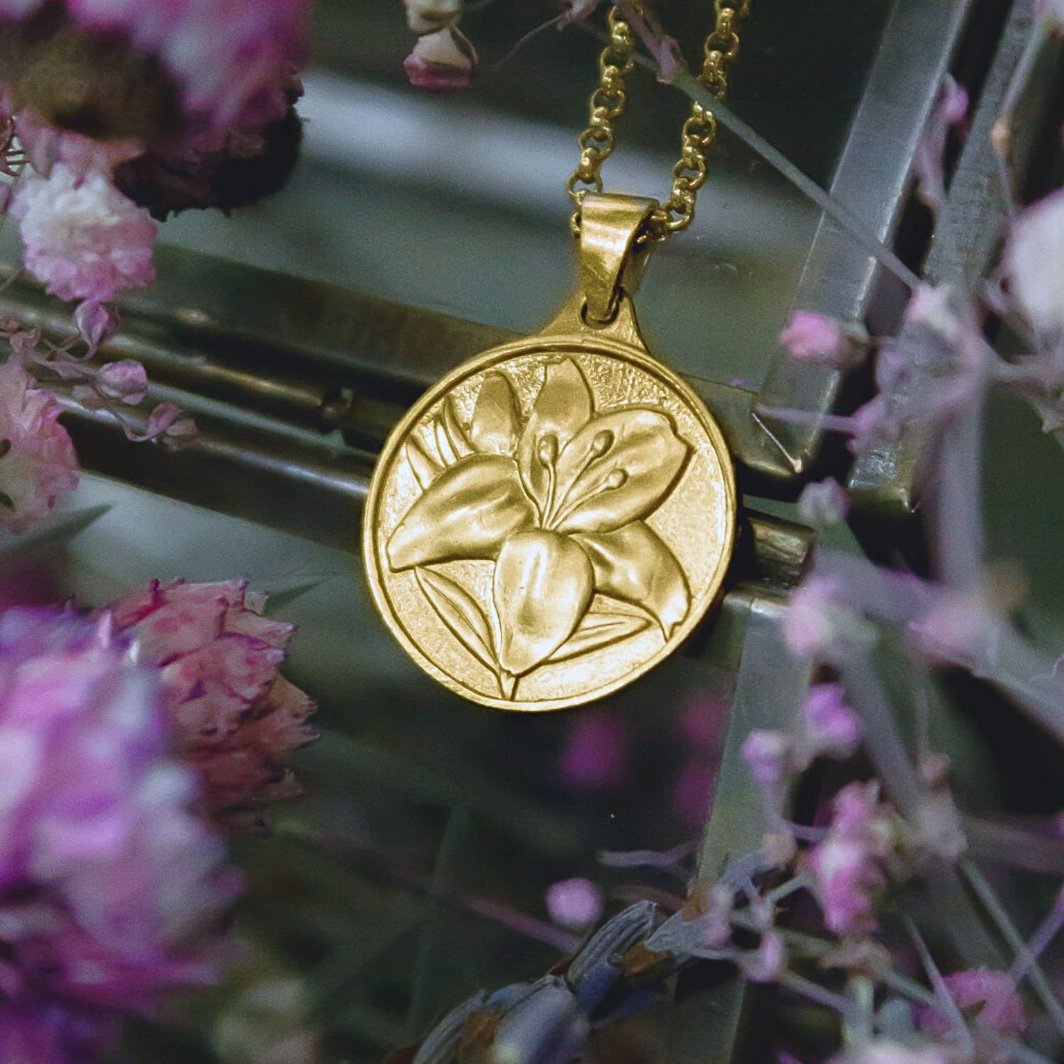 Medallita Lirio Dorada