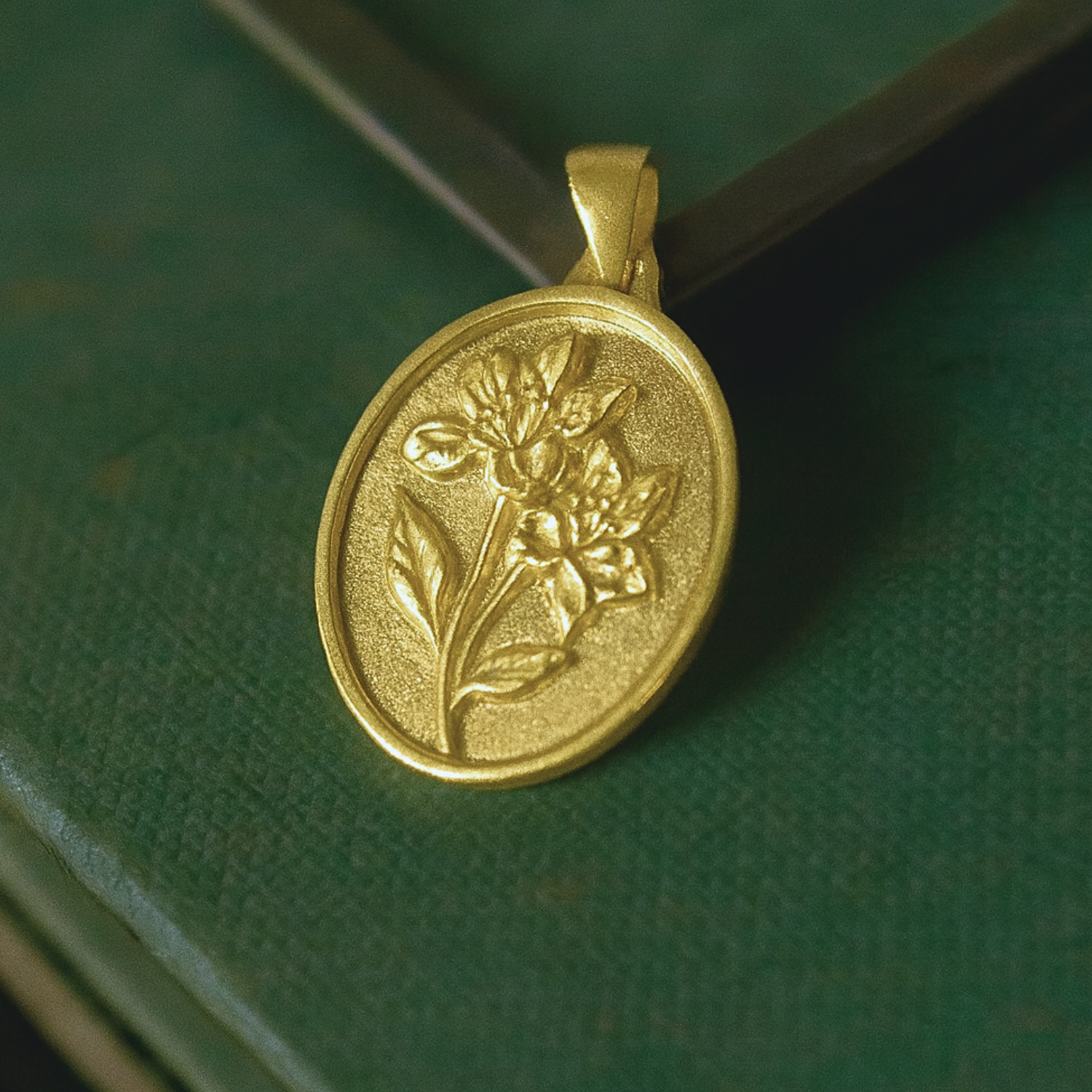 Medallita Alstroemeria Dorada