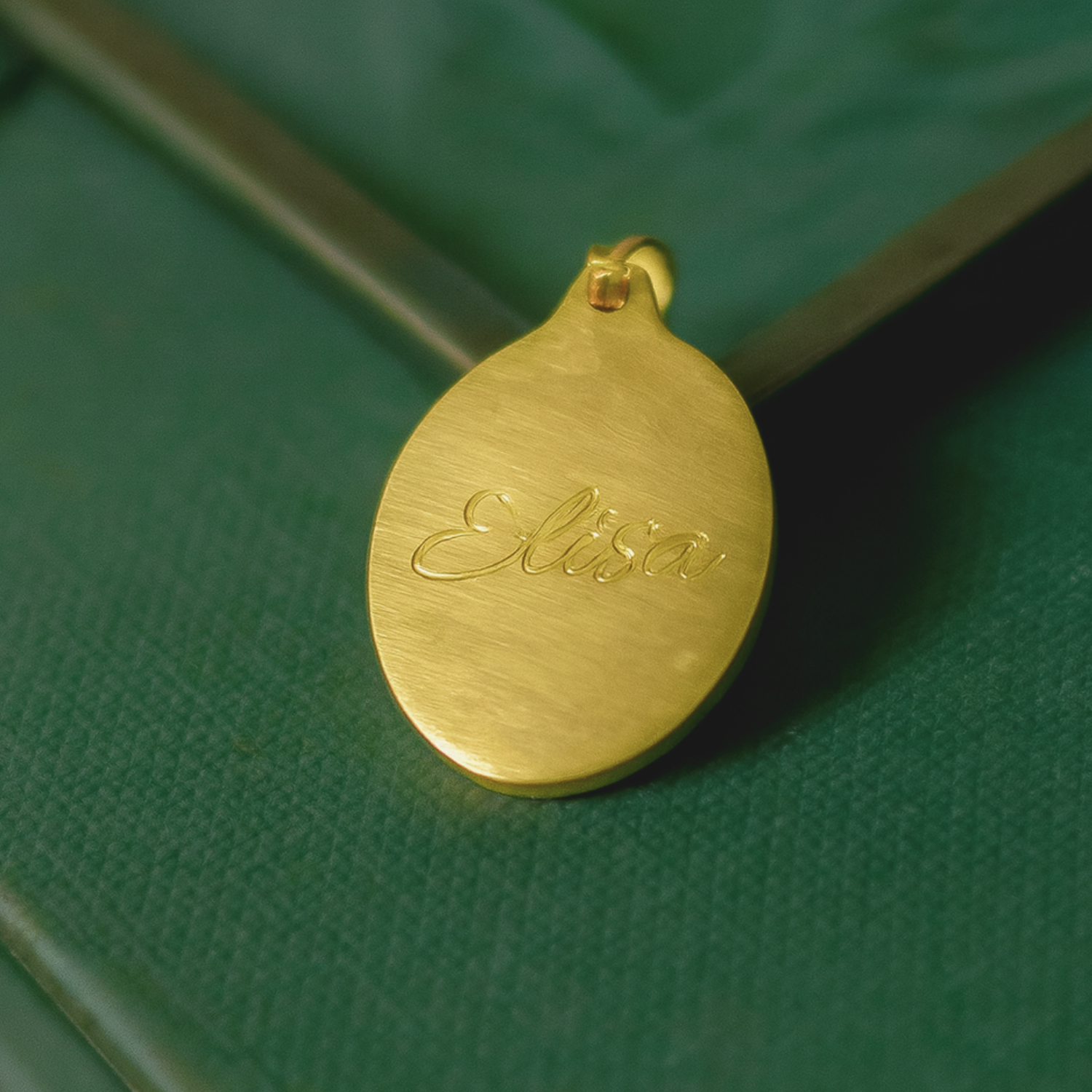 Medallita Alstroemeria Dorada